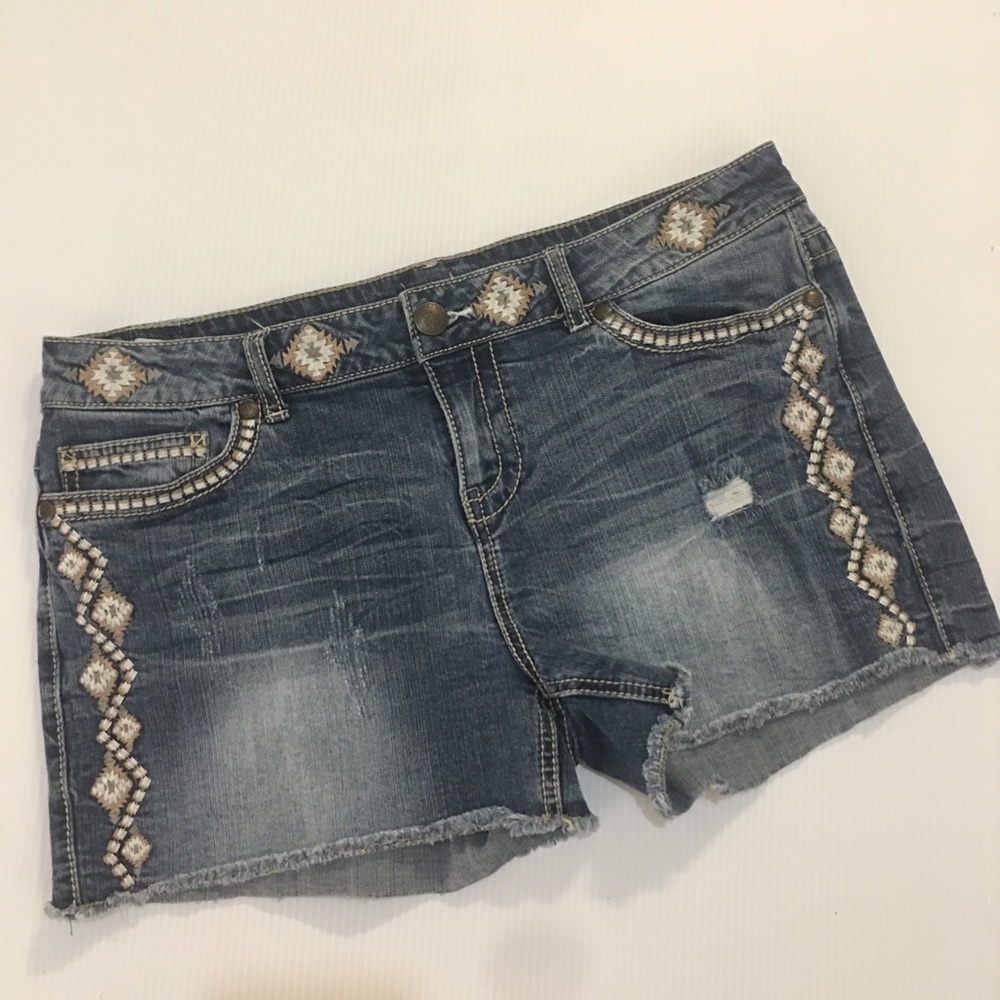 Maurices Distressed Embroidered Shorts Sz13/14